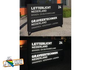  Rechte reclamezuil Letterlicht en Graveertechniek dag en nacht visie